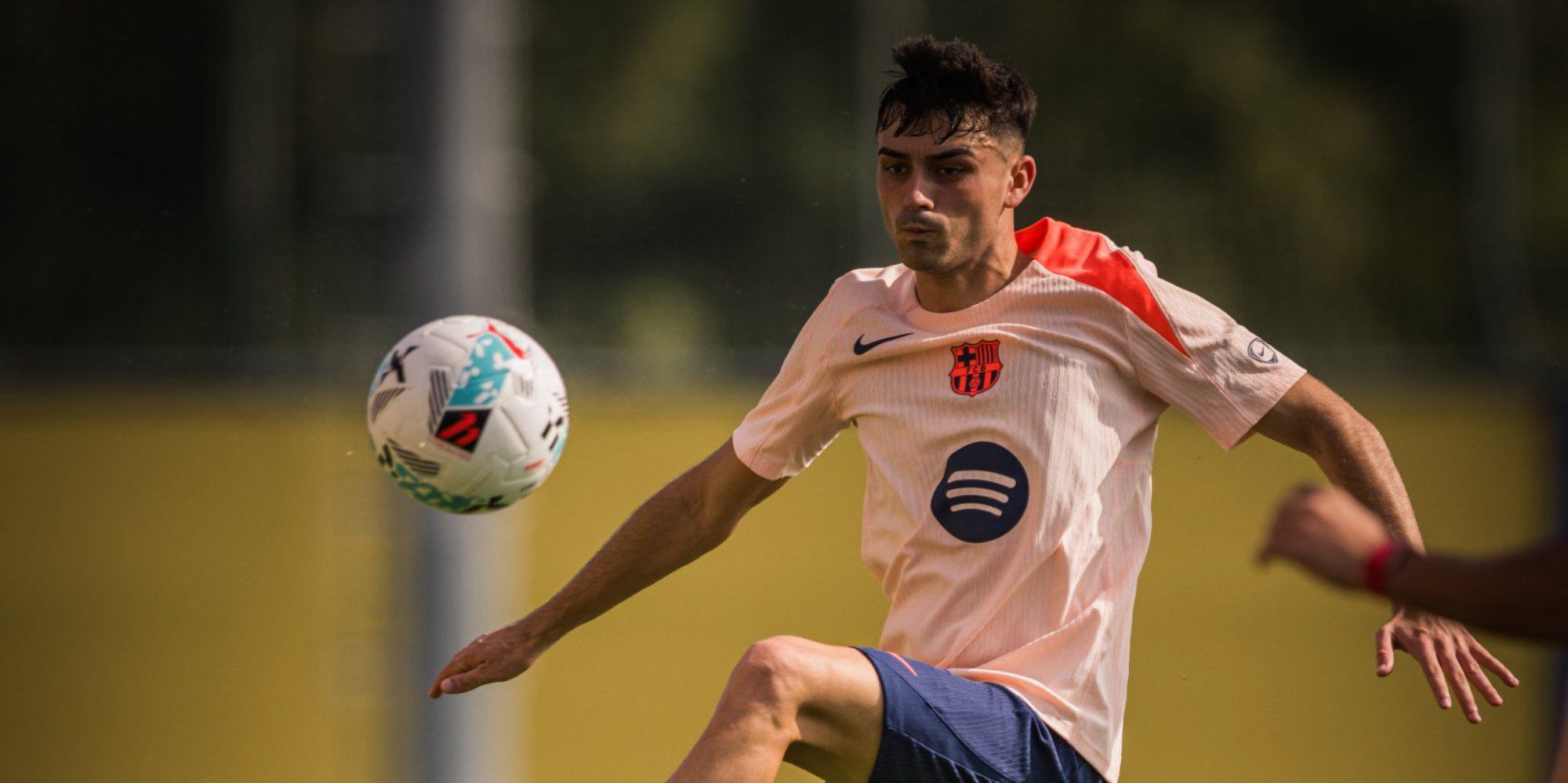 Pedri durante el entrenamiento antes de viajar a Sevilla | FCBarcelona