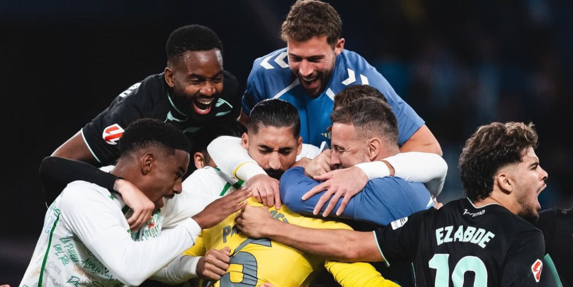 Els jugadors del Betis celebrant l'aturada decisiva de Pau López | Betis