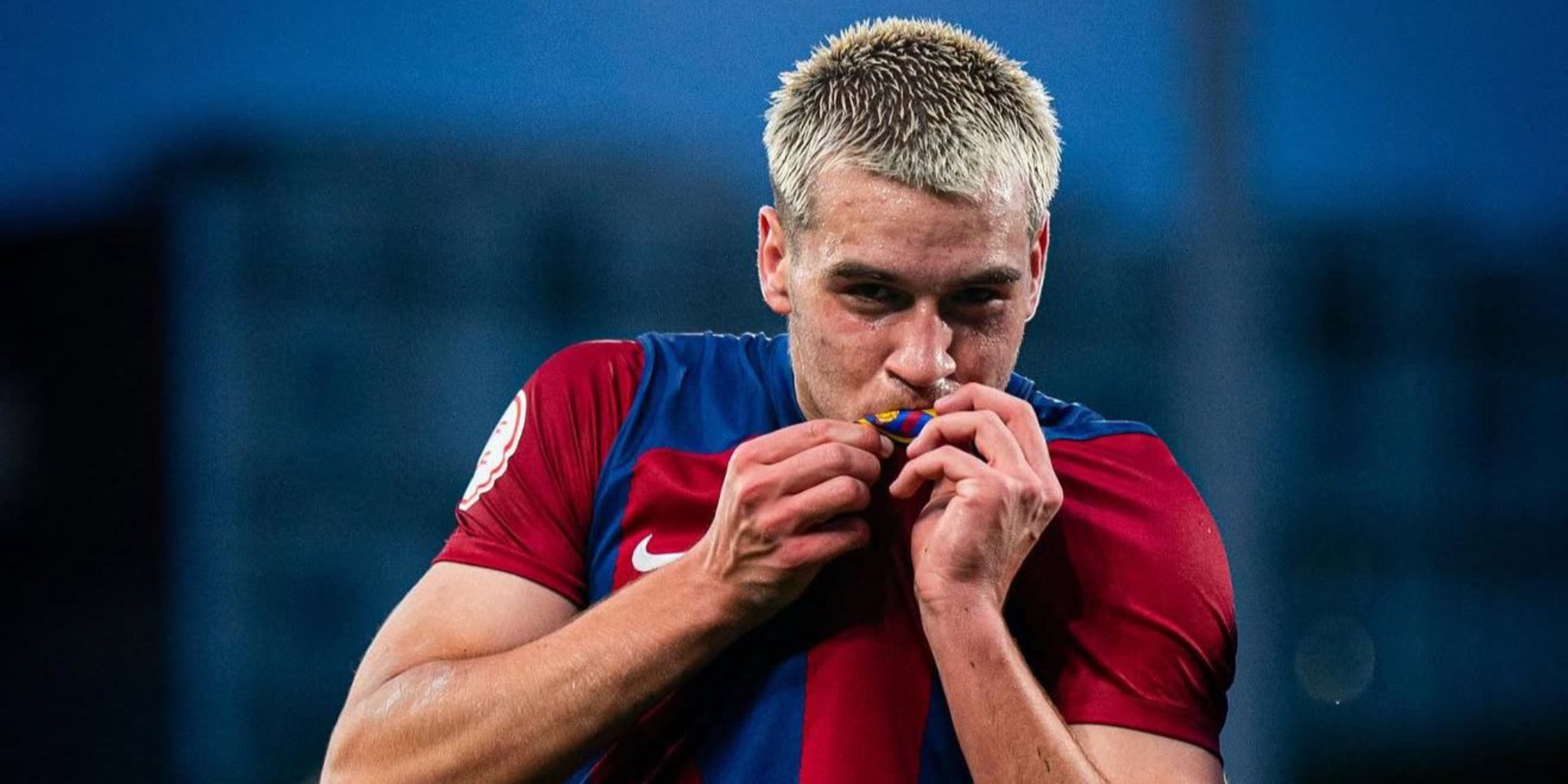 Marc Guiu besando el escudo | @marcguiu9