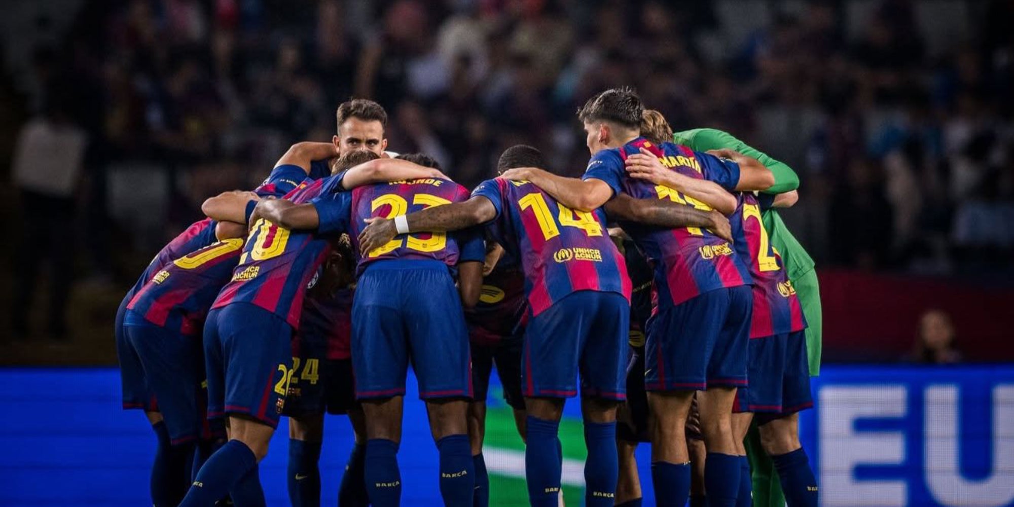 Els jugadors del Barça fent pinya abans del partit davant el PSG | FCBarcelona