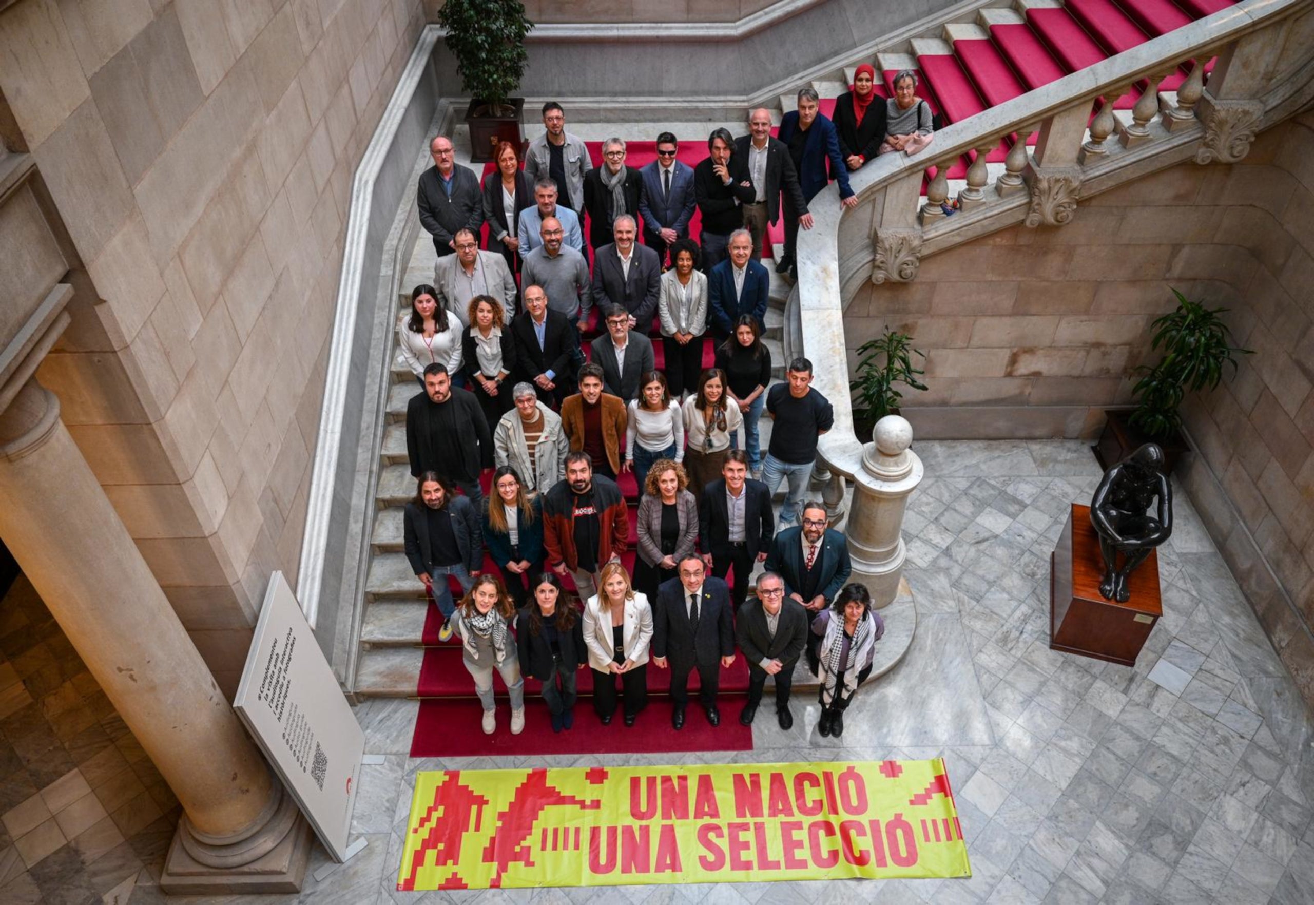 Els grups de Junts, ERC, Comuns i CUP donen suport al lema 'Una nació, una selecció' al Parlament | Paula Roque / ERC/ACN