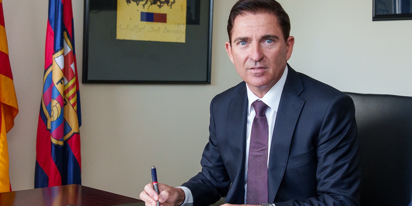 Xavi Pascual, signant el seu contracte com a nou entrenador del Barça | FC Barcelona