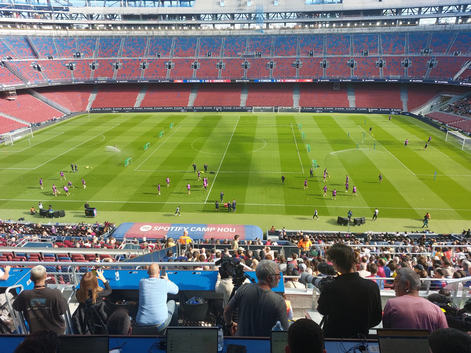Los jugadores del Barça, entrenándose sobre el césped del Spotify Camp Nou | FC Barcelona
