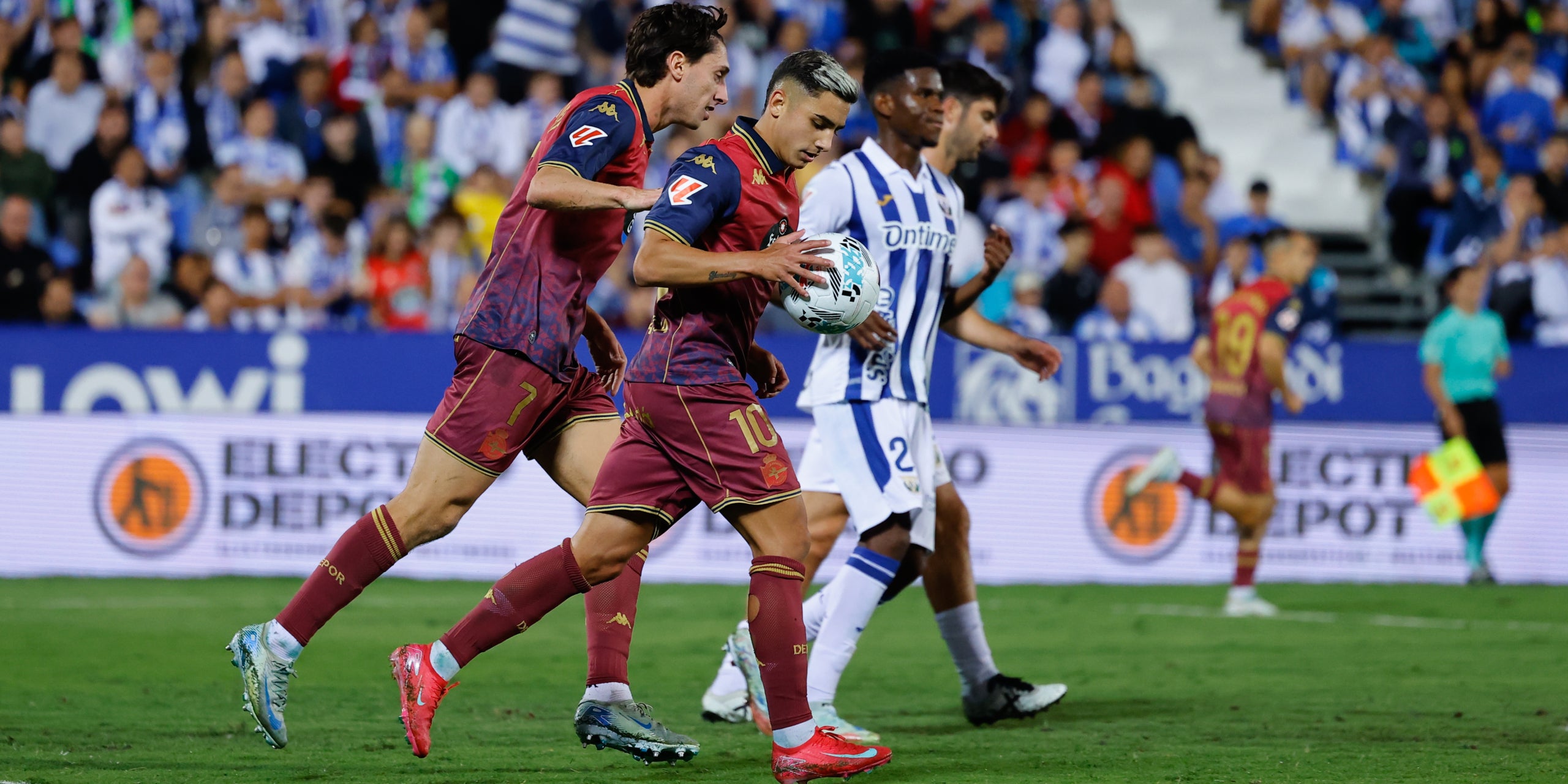 Yeremay, al centre de la imatge i amb la pilota a les mans, celebrant un gol amb el Deportivo | Europa Press