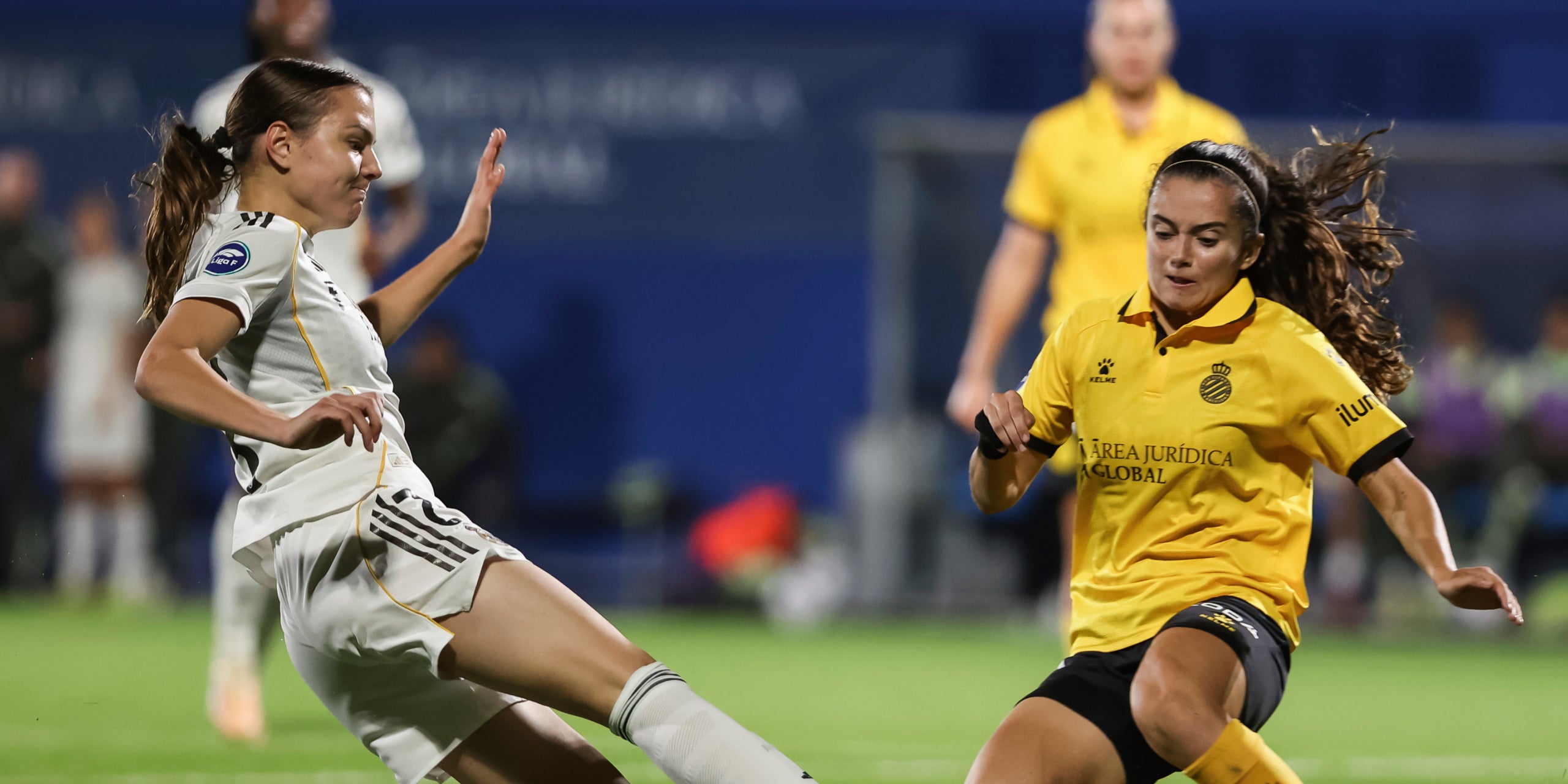 Les jugadores del Madrid i de l'Espanyol, disputant una pilota durant un partit de la Lliga F | Europa Press