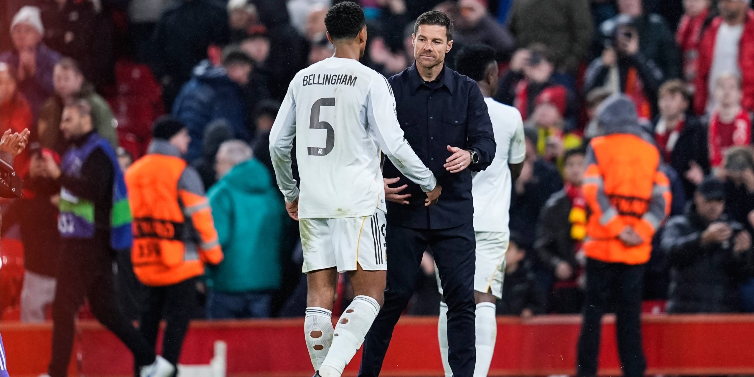Jude Bellingham y Xabi Alonso, durante el Liverpool-Madrid | Europa Press
