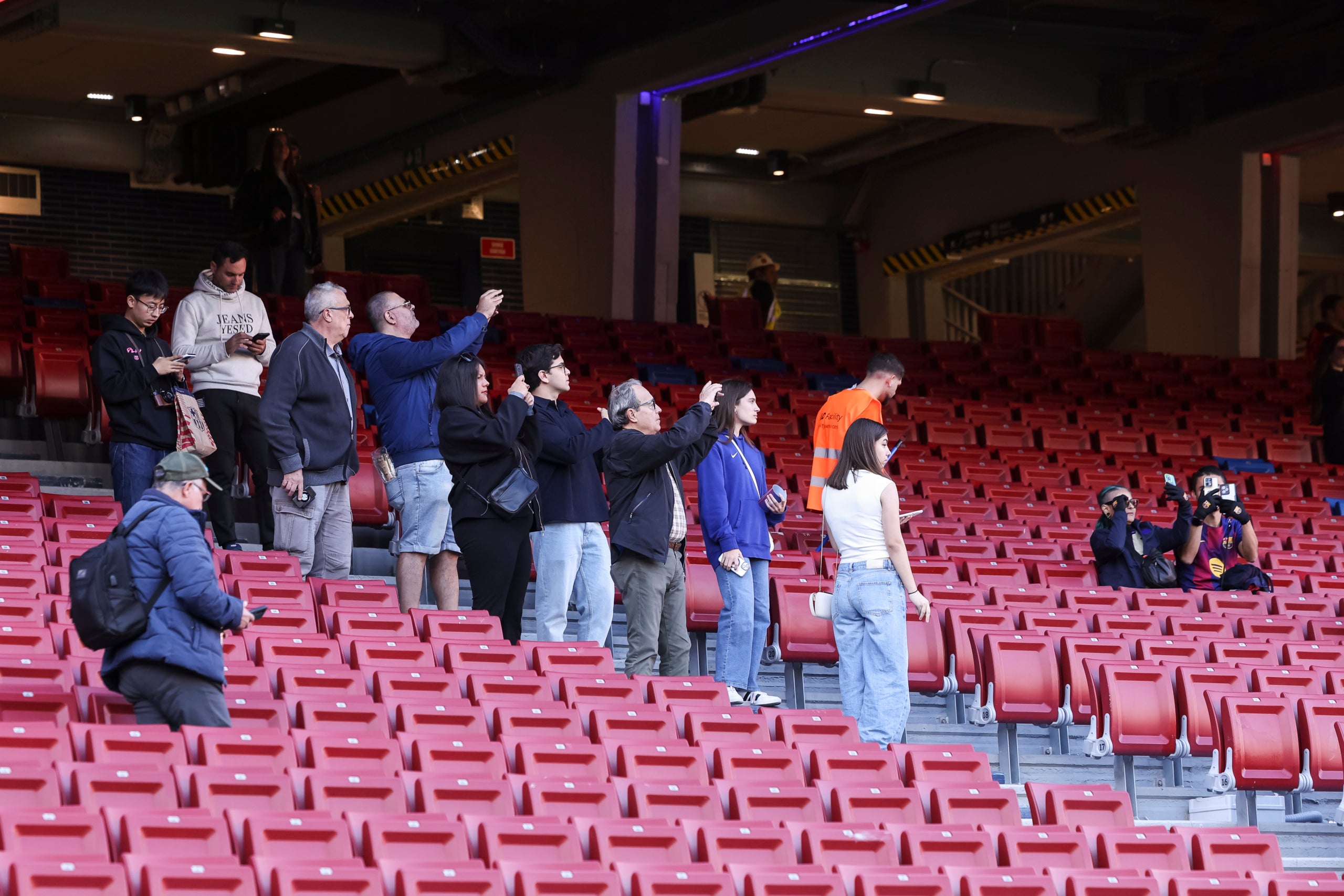 Aficionats del Barça fan fotografies a l'Spotify Camp Nou el dia de la seva reobertura | Europa Press