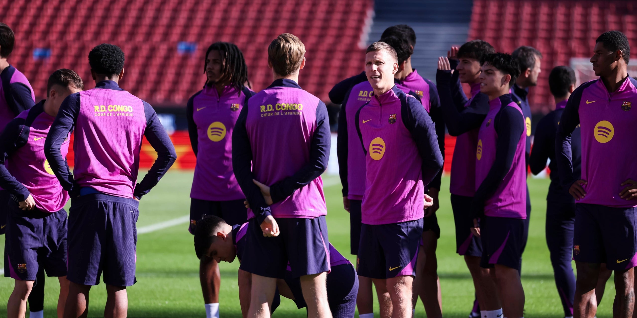 Els jugadors del Barça durant l'entrenament de portes obertes al nou Spotify Camp Nou | Europa Press