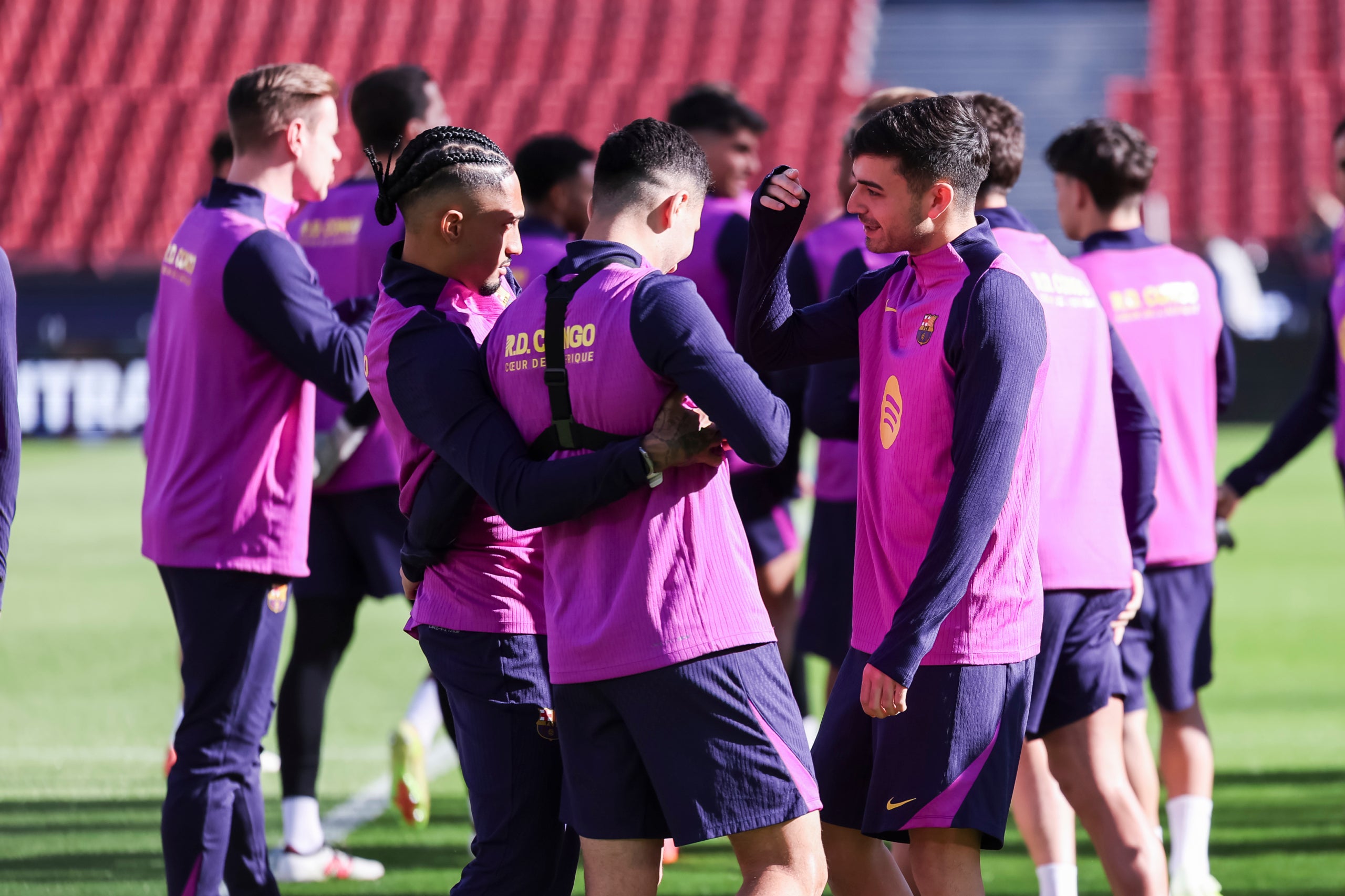 Roony Bardghji, al centre de la imatge, durant l'entrenament de portes obertes a l'Spotify Camp Nou | Europa Press