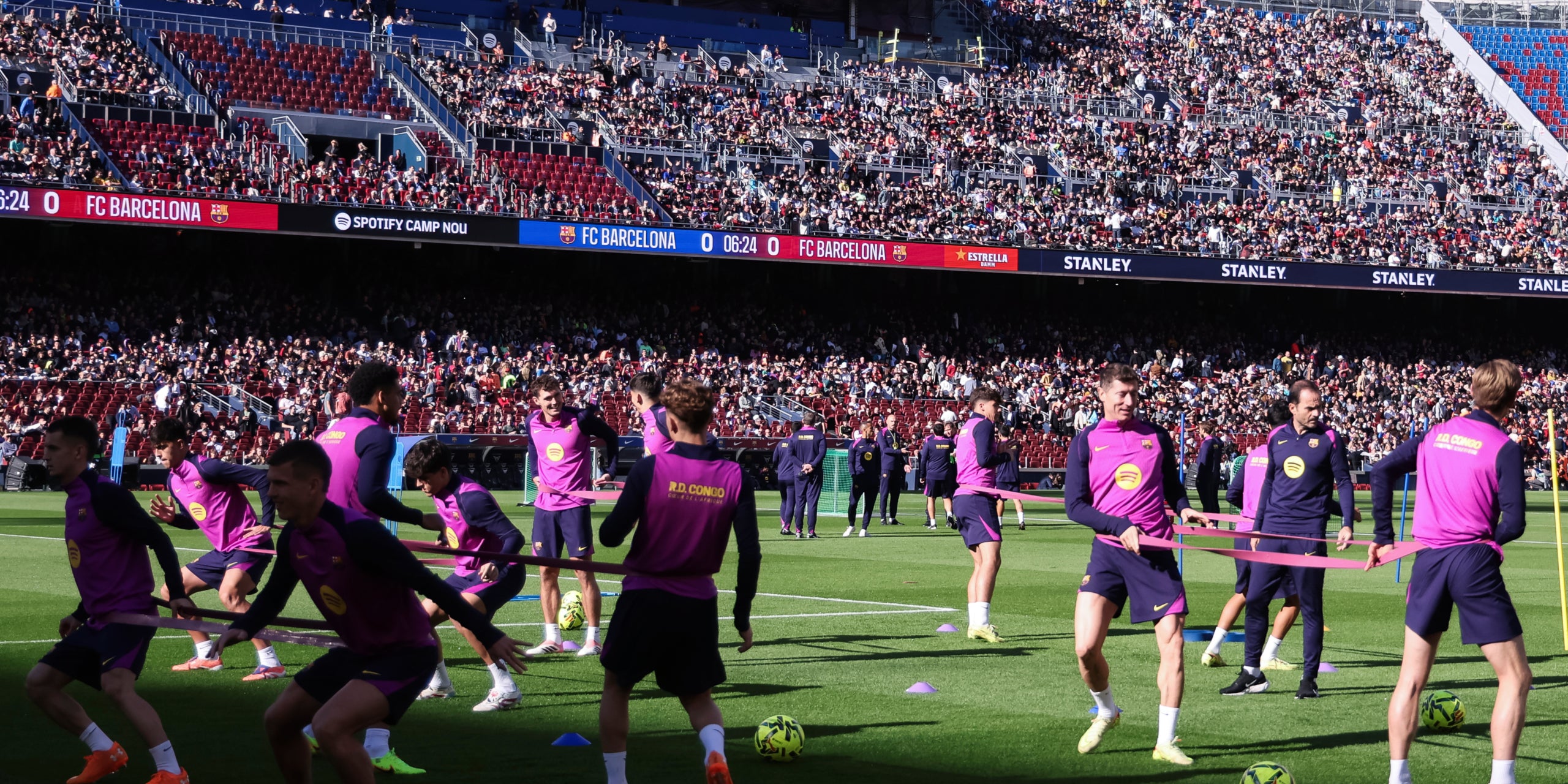 Els jugadors del Barça, durant l'entrenament de portes obertes al nou Spotify Camp Nou | Europa Press