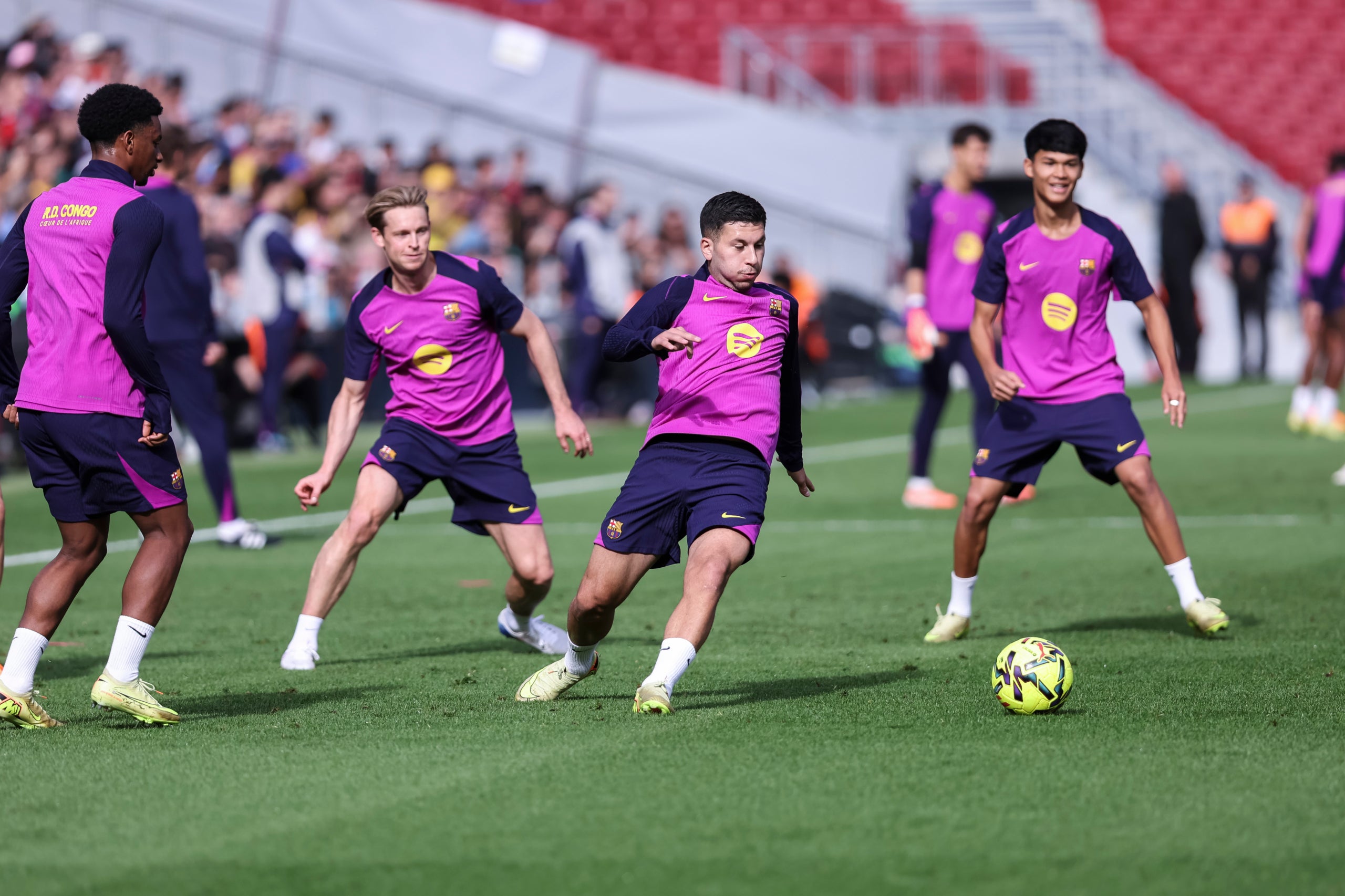 Roony Bardghji, al centre de la imatge, durant l'entrenament de portes obertes a l'Spotify Camp Nou | Europa Press