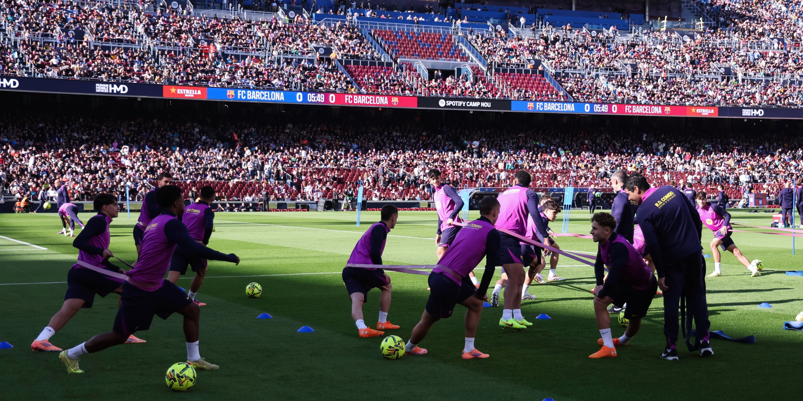 Els jugadors del Barça, durant l'entrenament de portes obertes a l'Spotify Camp Nou | Europa Press