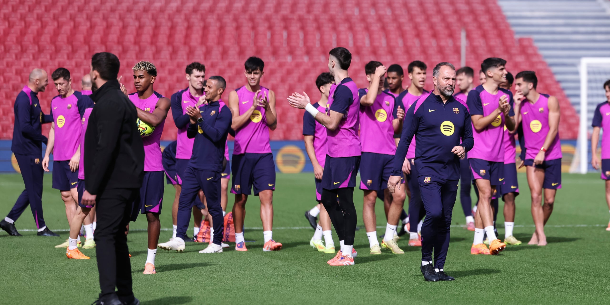 Els jugadors del Barça i Hansi Flick, durant l'entrenament de portes obertes al nou Spotify Camp Nou | Europa Press