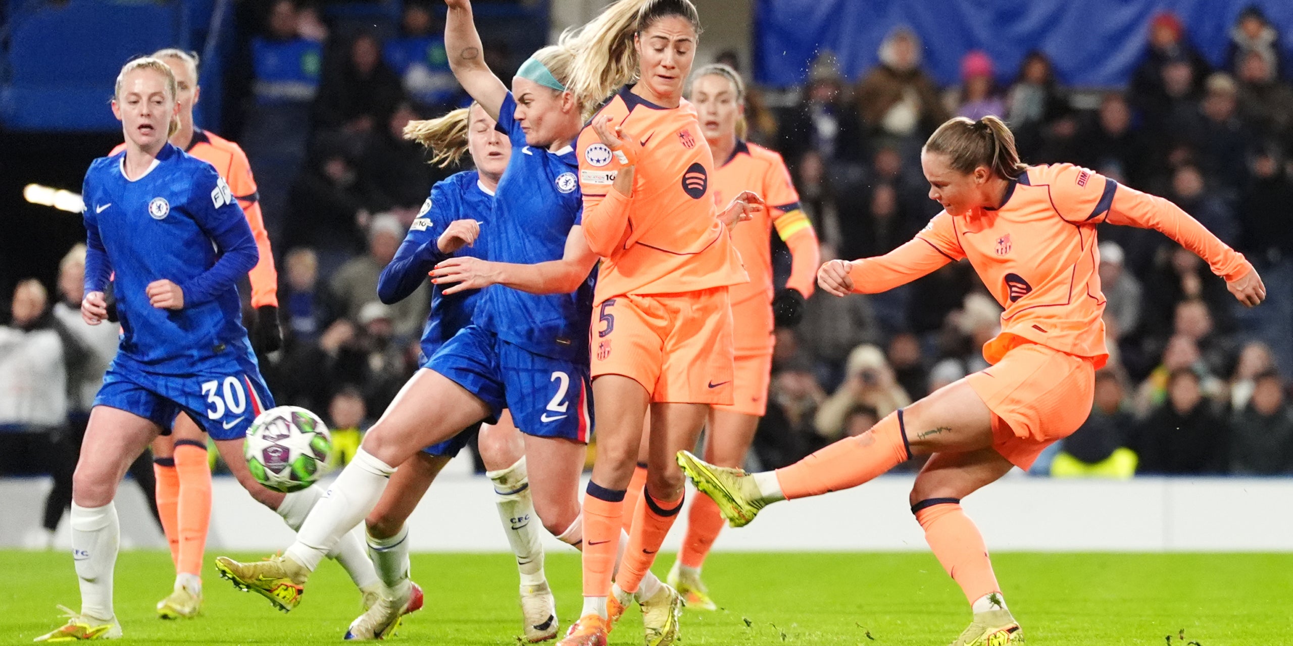 El disparo de Ewa Pajor en el único gol del Barça contra el Chelsea | Europa Press