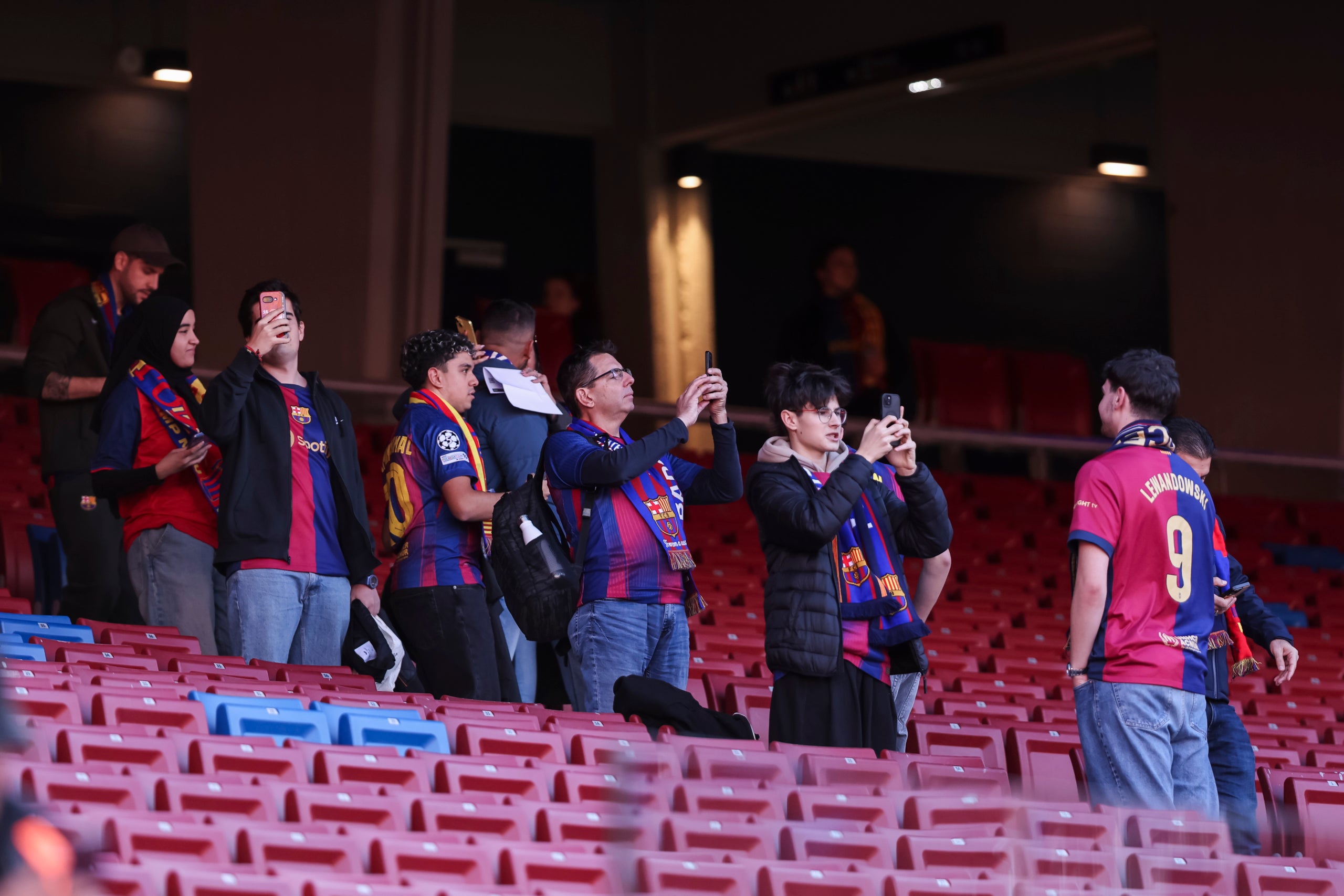 Aficionats del Barça, en el retorn al Camp Nou | Europa Press