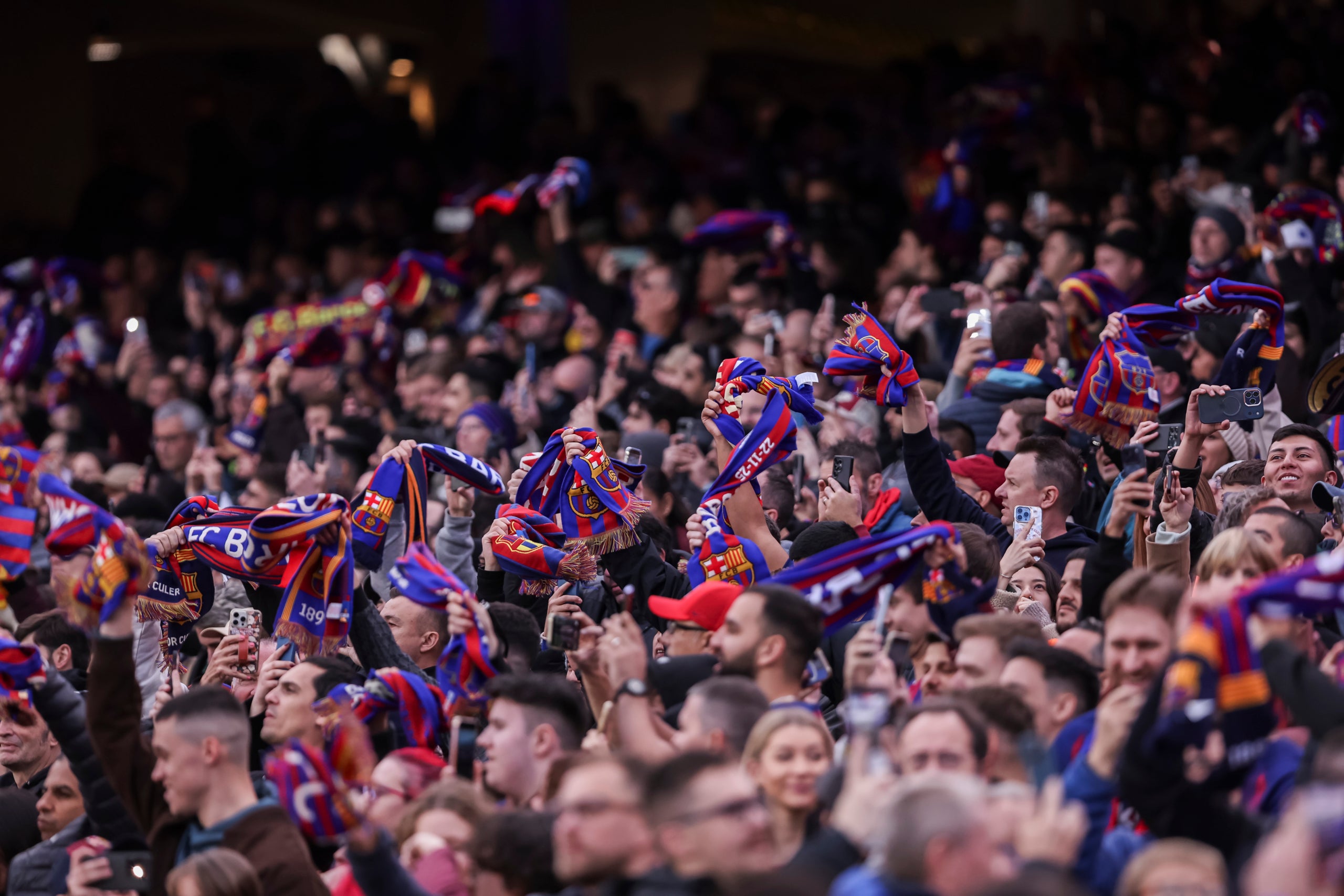 La graderia del Camp Nou, fent voleiar bufandes el dia del retorn a l'estadi | Europa Press