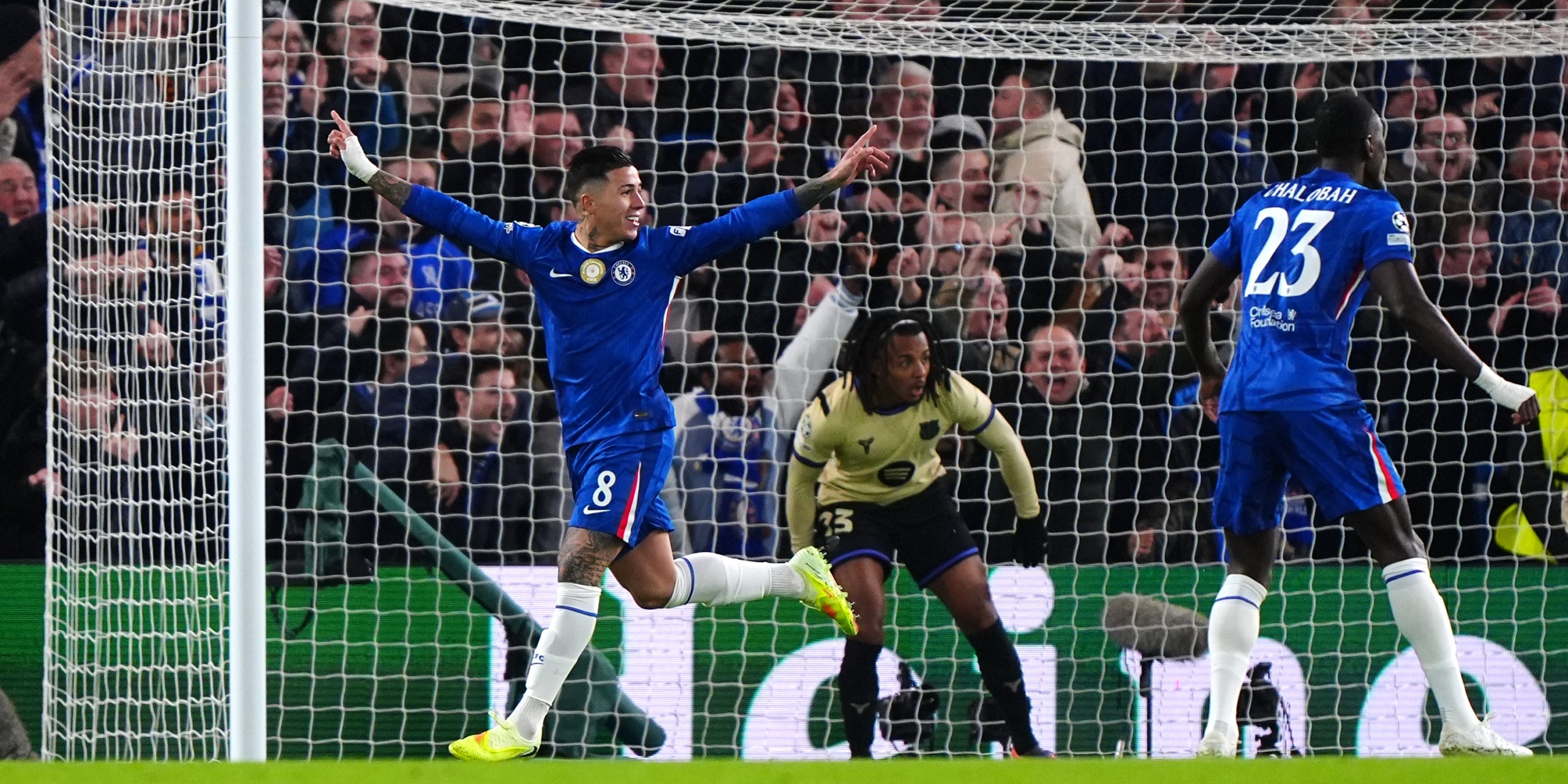 Enzo Fernández, jugador del Chelsea, celebrant un gol contra el Barça | Europa Press
