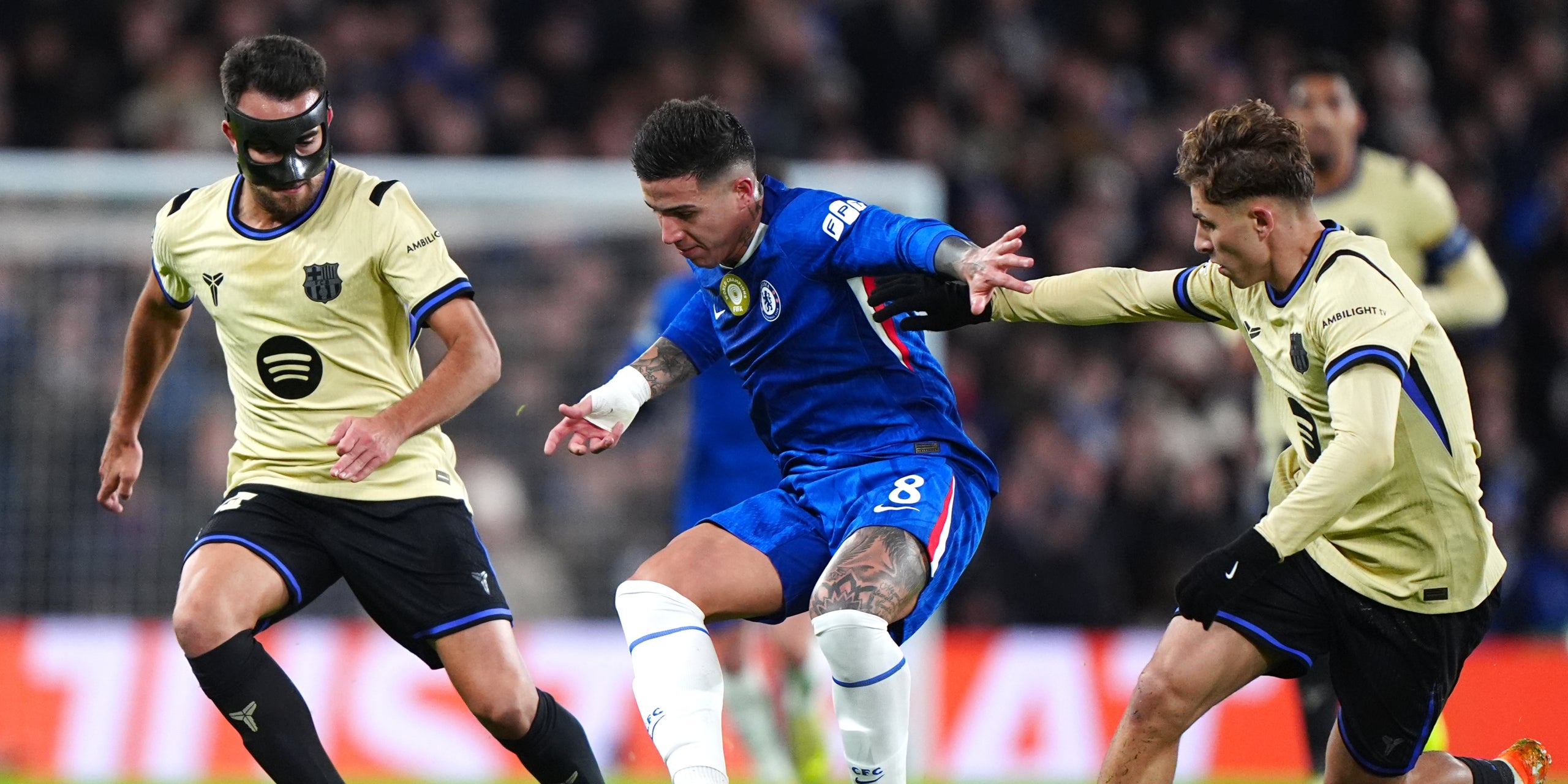 Enzo Fernández, contra Eric Garcia i Fermín López durant el Chelsea-Barça | Europa Press