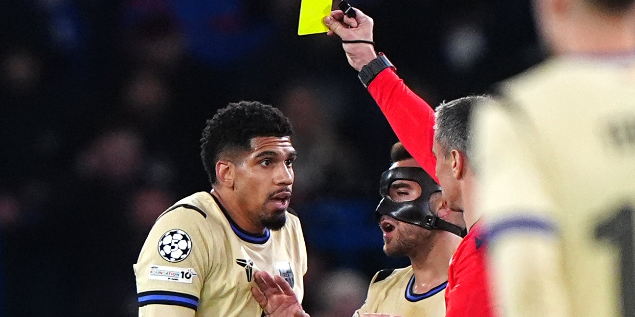 Ronald Araujo veu una targeta groga durant el Chelsea-Barça | Europa Press