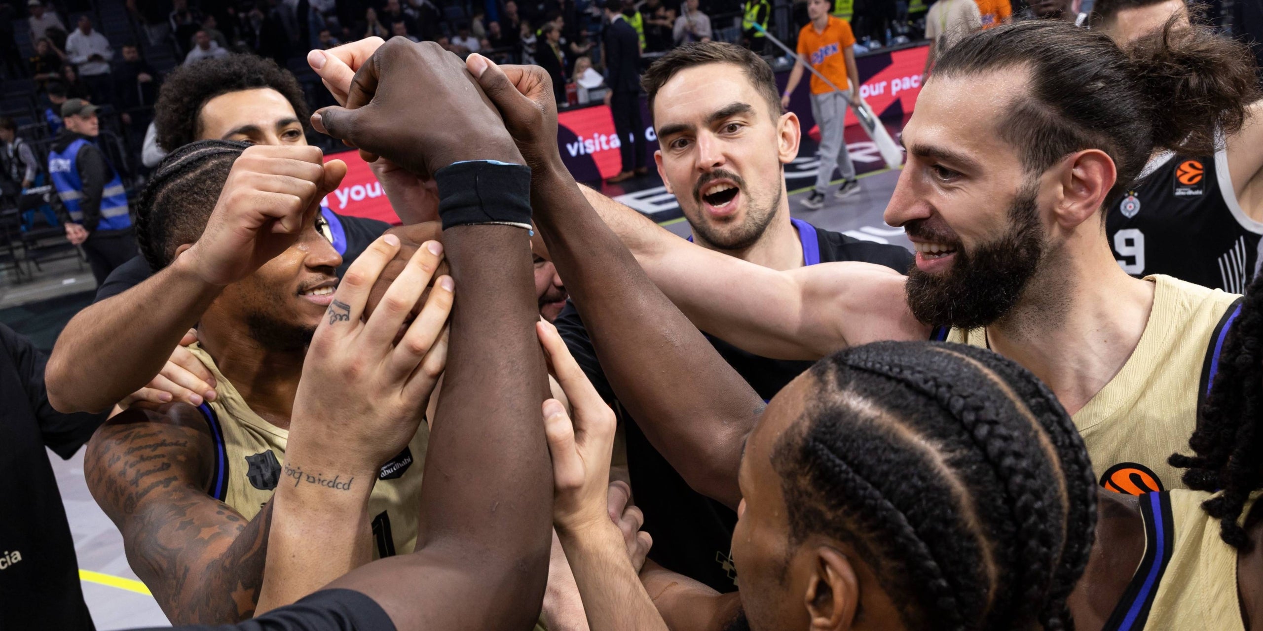 Els jugadors del Barça celebren la victòria davant el Partizan a l'Eurolliga | FC Barcelona