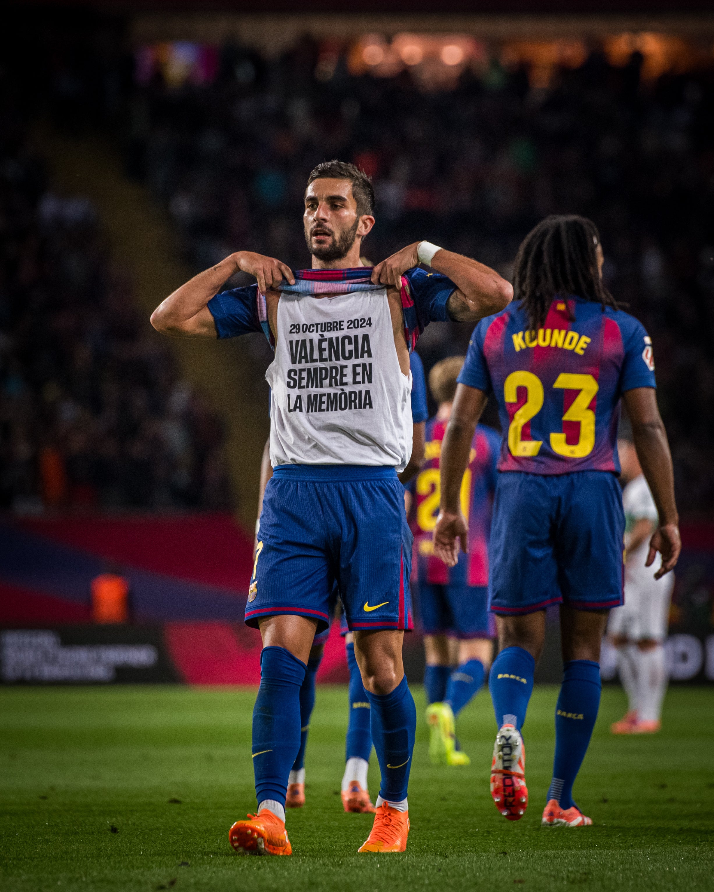 Ferran Torres ha celebrat el seu gol contra l'Elx a la primera meitat amb una samarreta en homenatge a les víctimes de la DANA al País Valencià d'ara fa un any | FC Barcelona