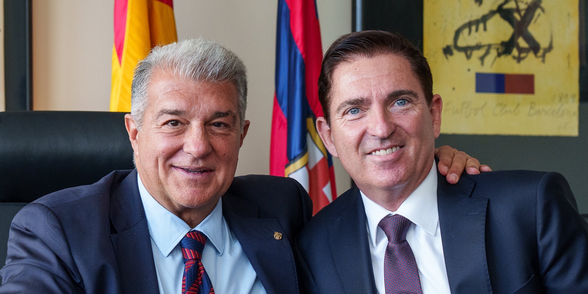 Joan Laporta y Xavi Pascual, durante la firma del contrato del entrenador | FC Barcelona