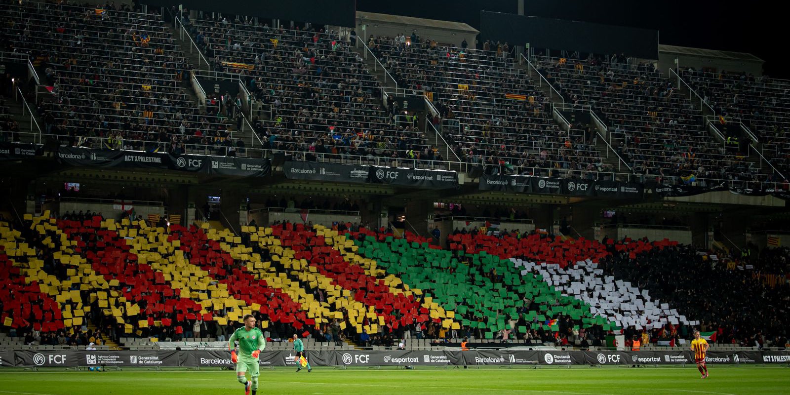 Mosaico con las banderas de Catalunya y Palestina en Montjuïc | FCF