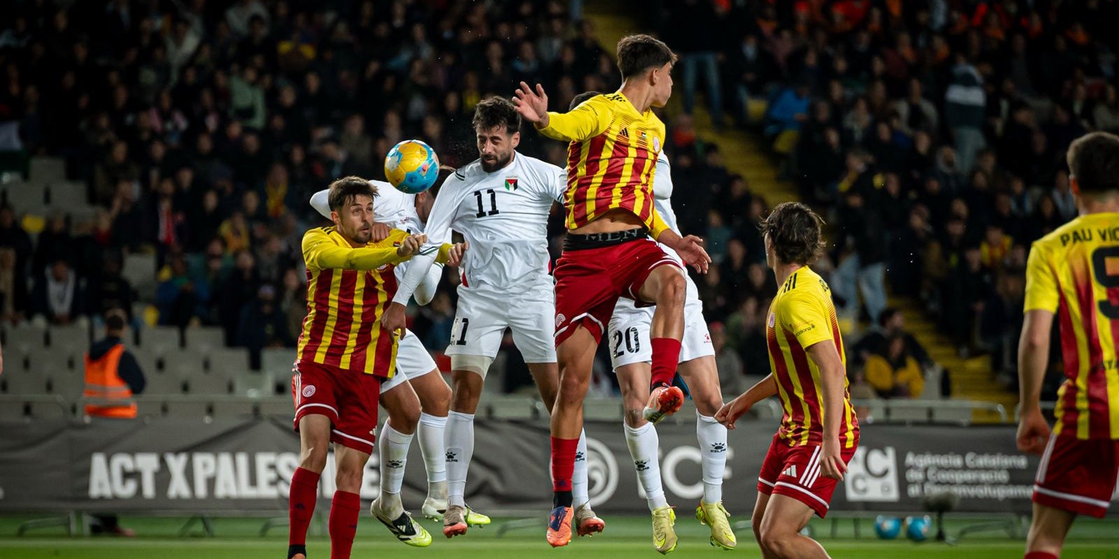 Els jugadors de Catalunya i Palestina, durant el partit benèfic | FCF