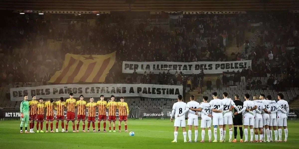Una estelada gigante, antes del inicio del Catalunya-Palestina | @ignasisabater
