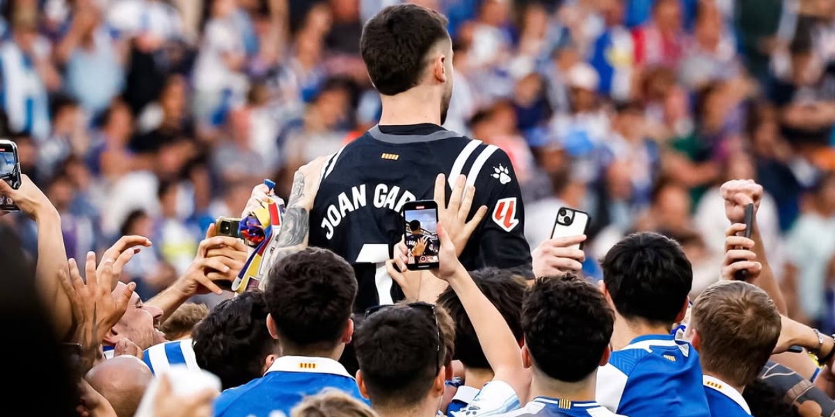 Joan Garcia, envoltat de seguidors de l'Espanyol | @__joangarcia