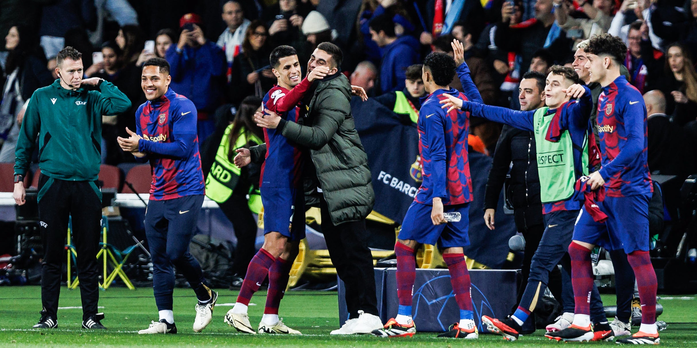 Joao Cancelo, al centre de la imatge, celebrant un gol amb Ferran Torres | Europa Press