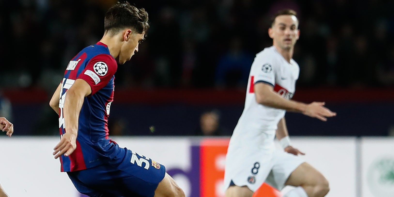 Pau Cubarsí, durant un partit contra el PSG | Europa Press