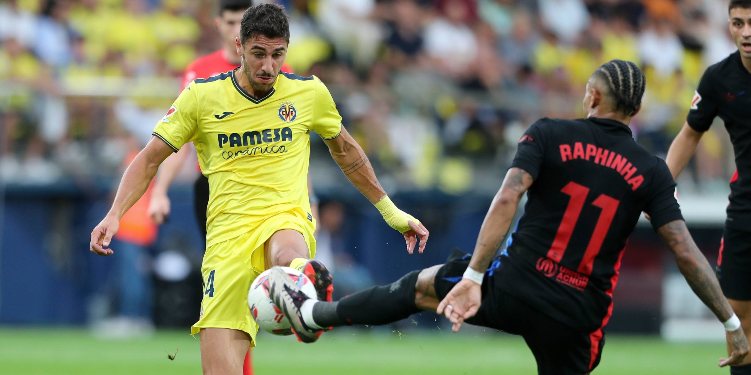 Santi Comesaña i Raphinha durant el Vila-real - Barça de la temporada passada | Europa Press