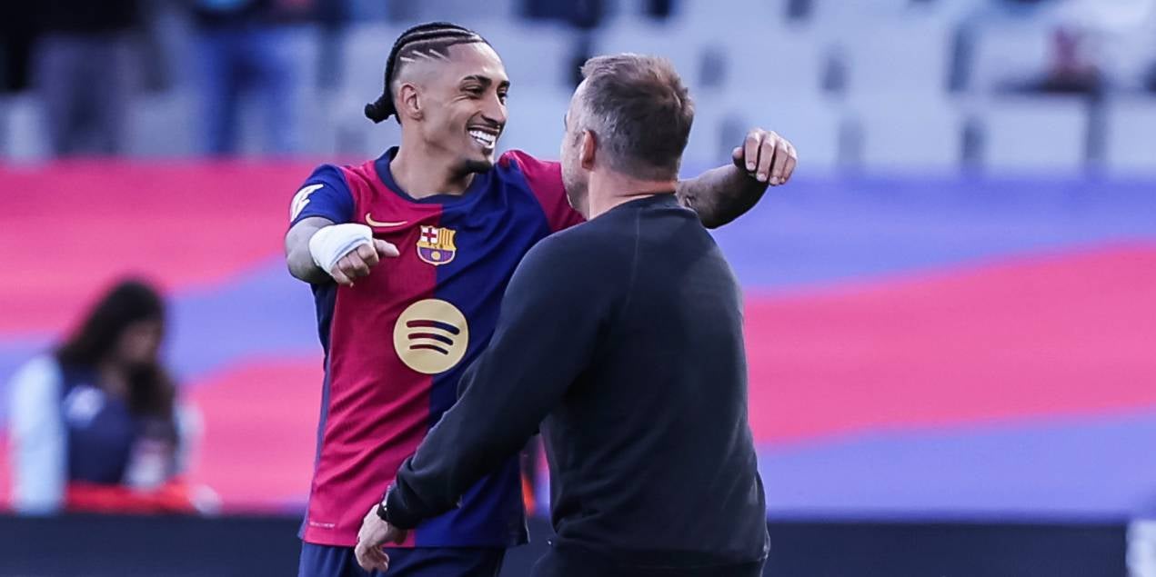 Raphinha i Hansi Flick durant un partit del Barça la temporada passada | Europa Press