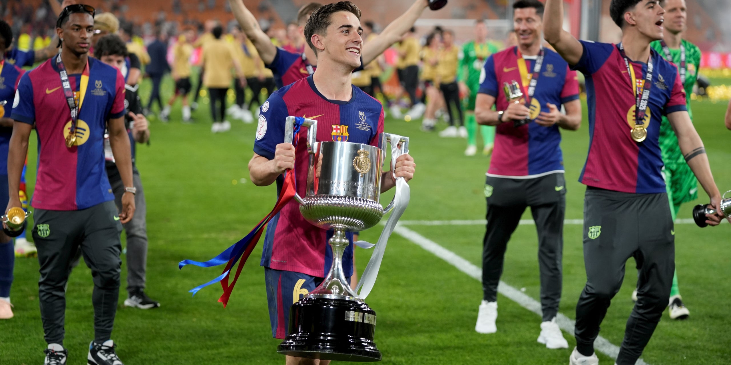 Gavi, amb el trofeu de campió de Copa de la temporada passada | Europa Press