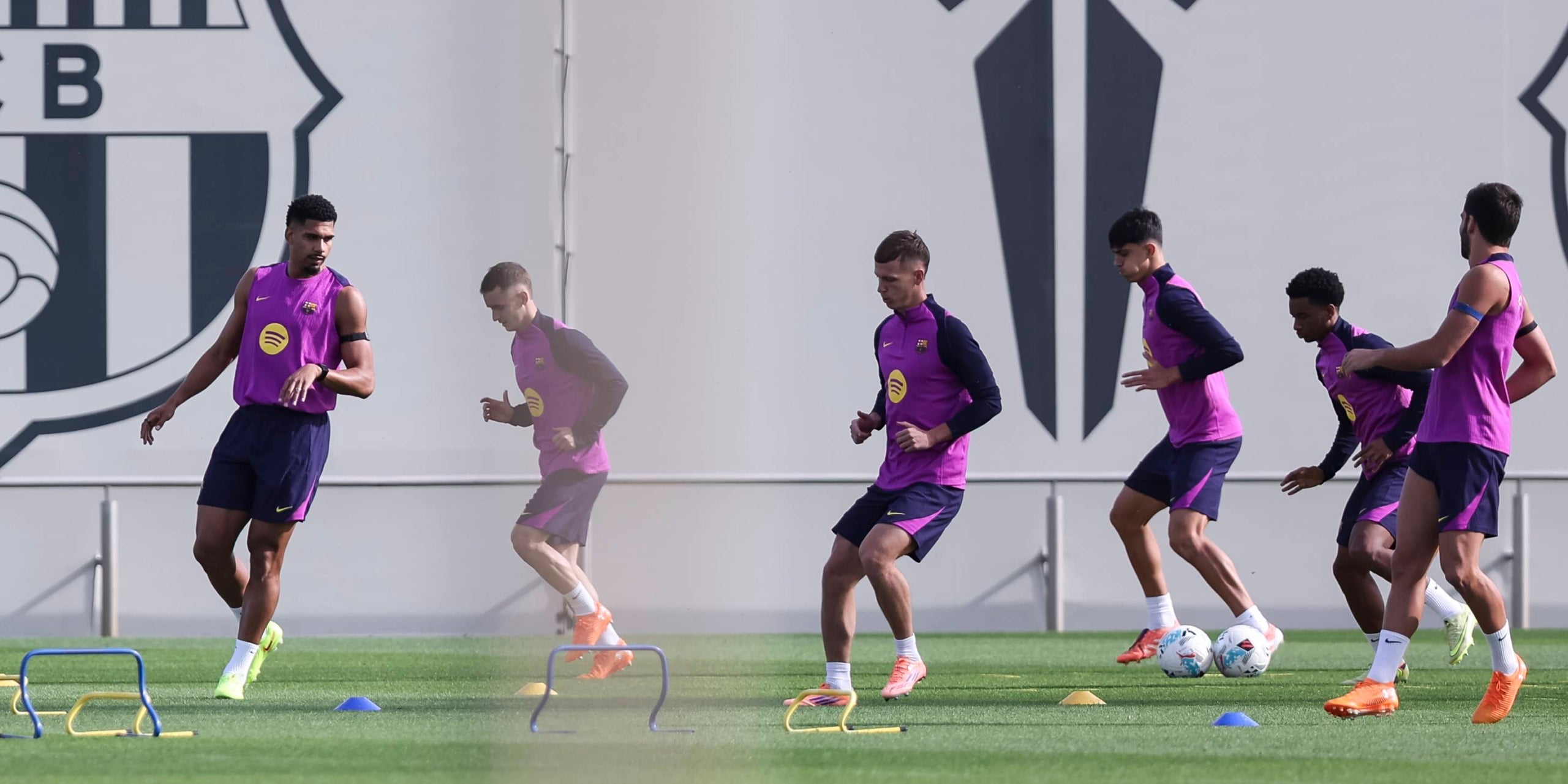 Diversos jugadors del Barça durant una sessió d'entrenament a la CIutat Esportiva | Europa Press