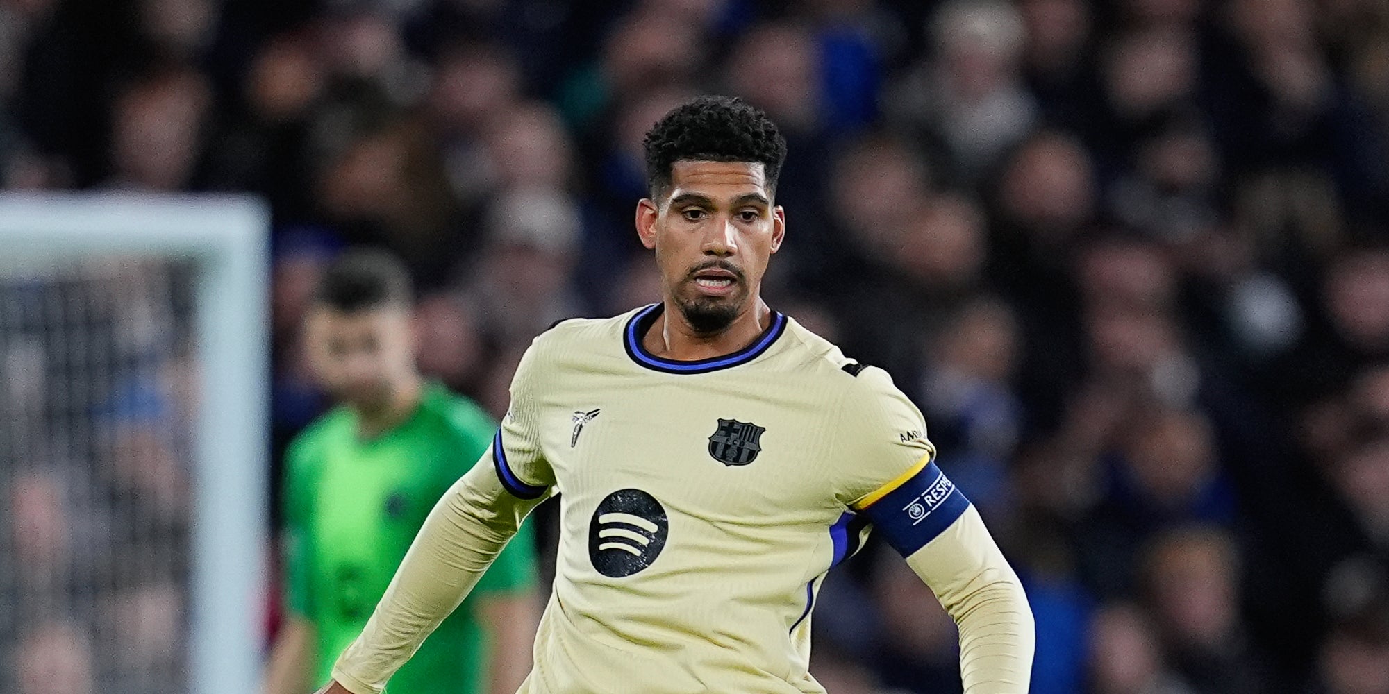 Ronald Araujo, durant un partit amb el Barça | Europa Press