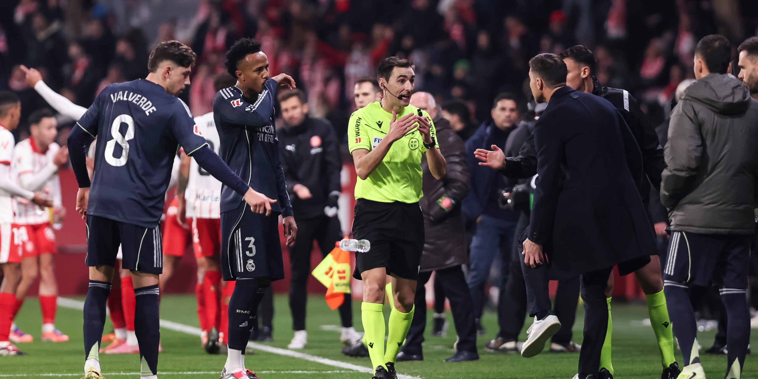 Els jugadors del Madrid i Xabi Alonso, queixant-se a l'àrbitre durant el partit contra el Girona | Europa Press