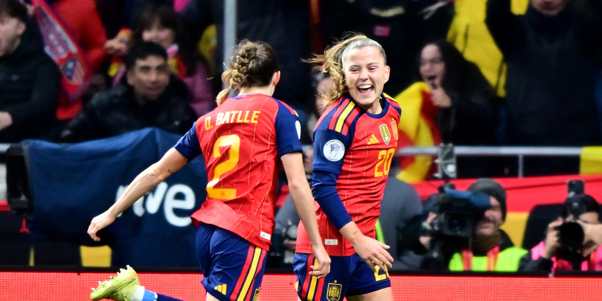 Ona Batlle i Claudia Pina, celebrant un gol amb la selecció espanyola | Europa Press