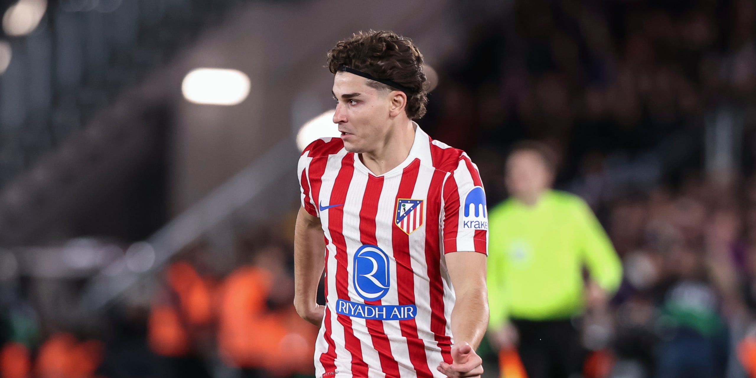 Julián Alvarez, durant un partit contra el Barça a l'Spotify Camp Nou | Europa Press