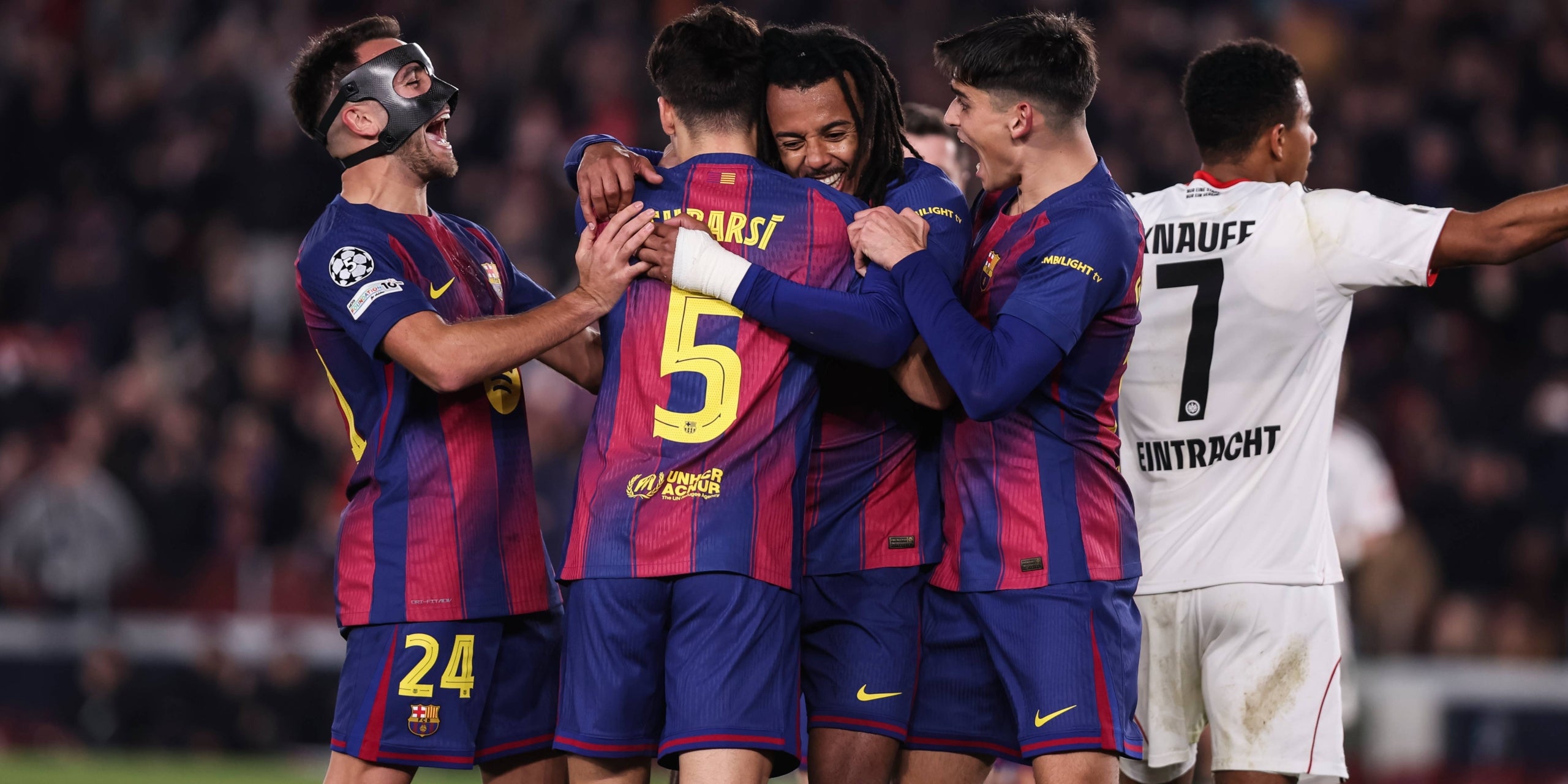 Jules Kounde, al centre de la imatge, celebrant un dels seus gols contra l'Eintracht amb els seus companys | Europa Press