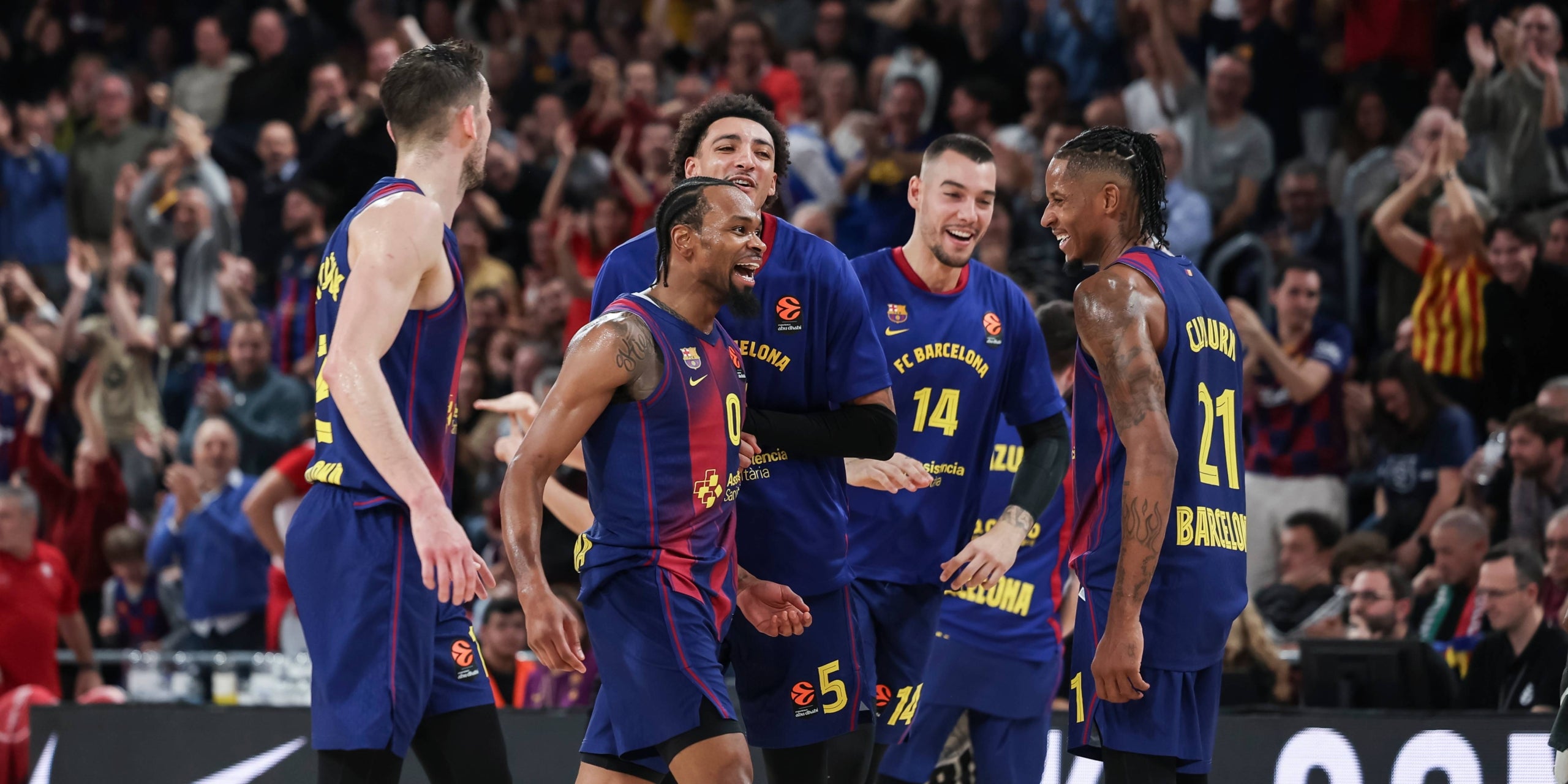 Els jugadors del Barça de bàsquet celebren una cistella durant el partit d'Eurolliga contra Olimpiacos | Europa Press