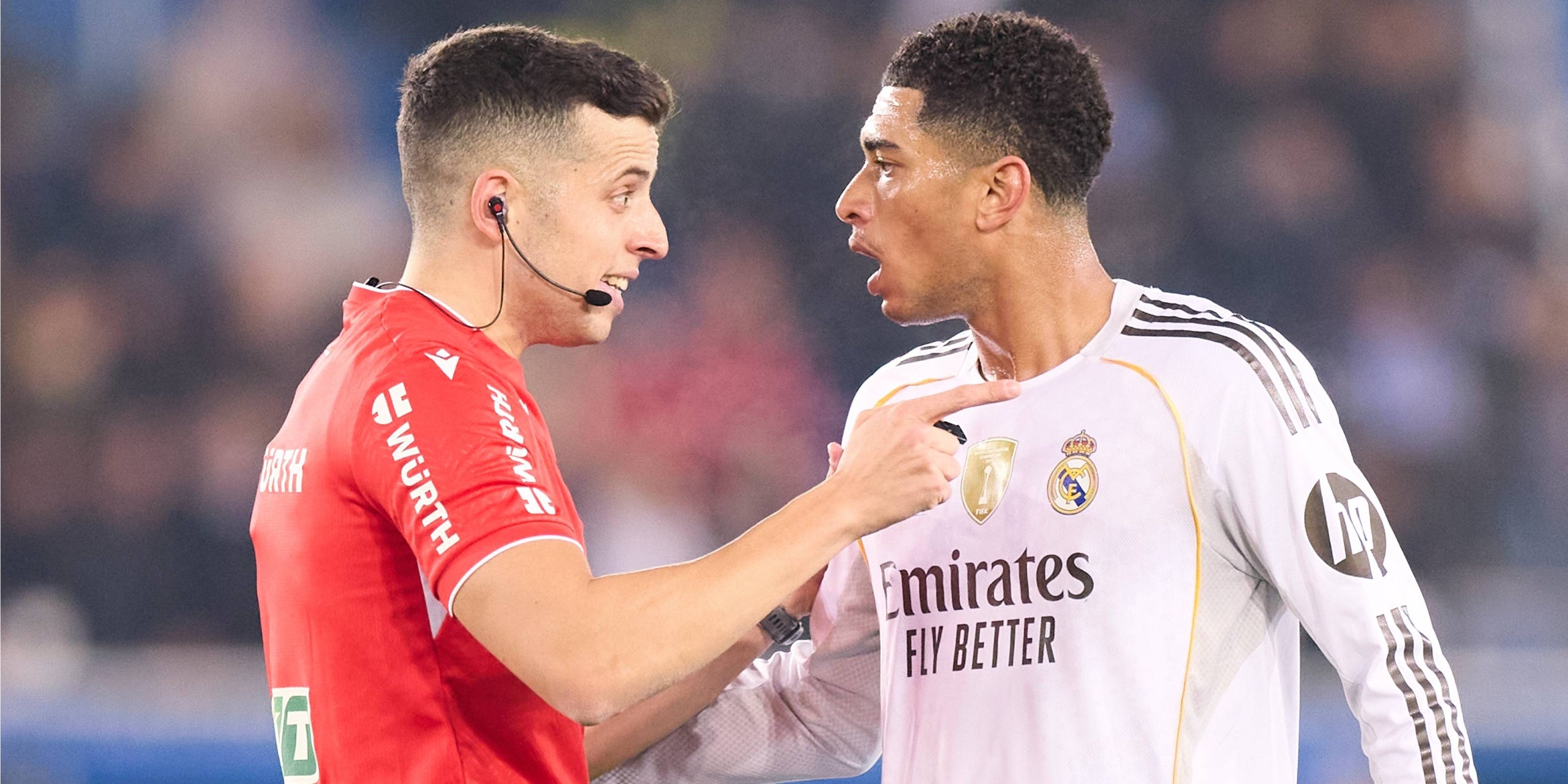 El árbitro García Verdura, hablando con Bellingham durante el Alavés-Real Madrid | Europa Press