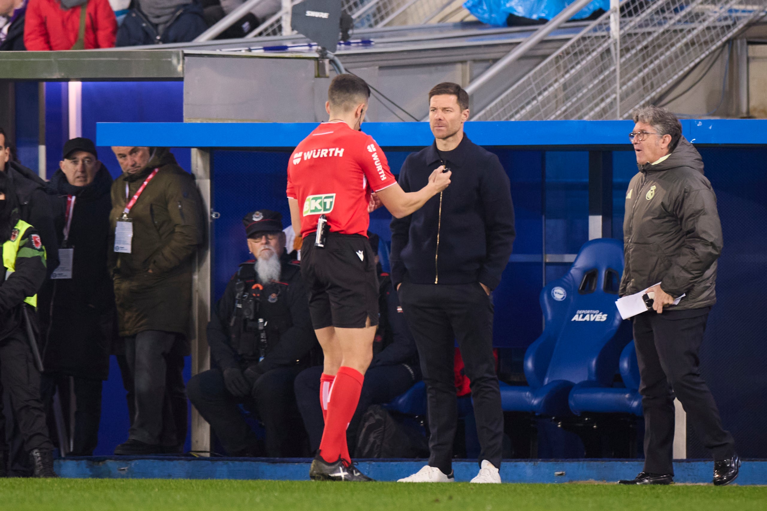 El árbitro García Verdura, hablando con Xabi Alonso durante el Alavés-Real Madrid | Europa Press