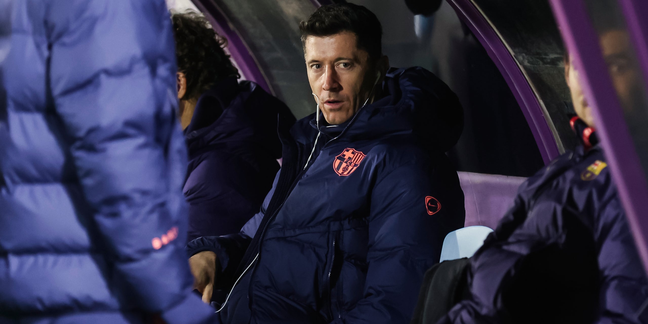 Robert Lewandowski, assegut a la banqueta del Barça | Europa Press