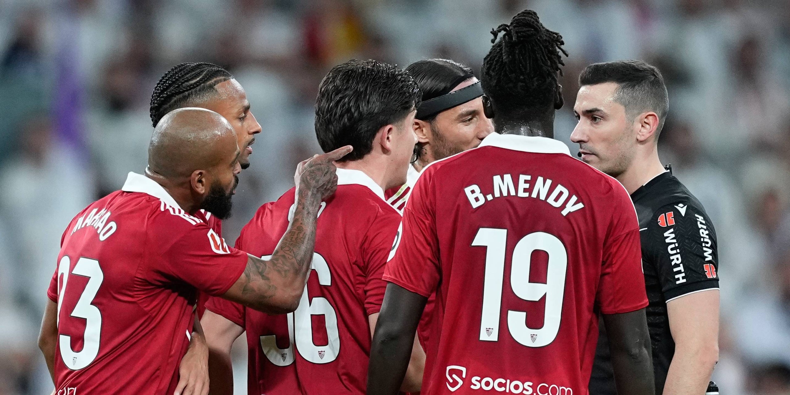 Els jugadors del Sevilla protesten a l'àrbitre Muñiz Ruiz durant el partit contra el Reial Madrid | Europa Press