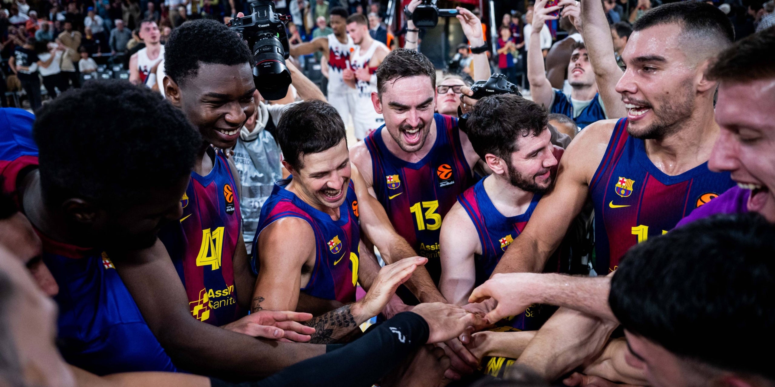 Els jugadors del Barça de bàsquet celebren la victòria davant el Baskonia a l'Eurolliga | FC Barcelona