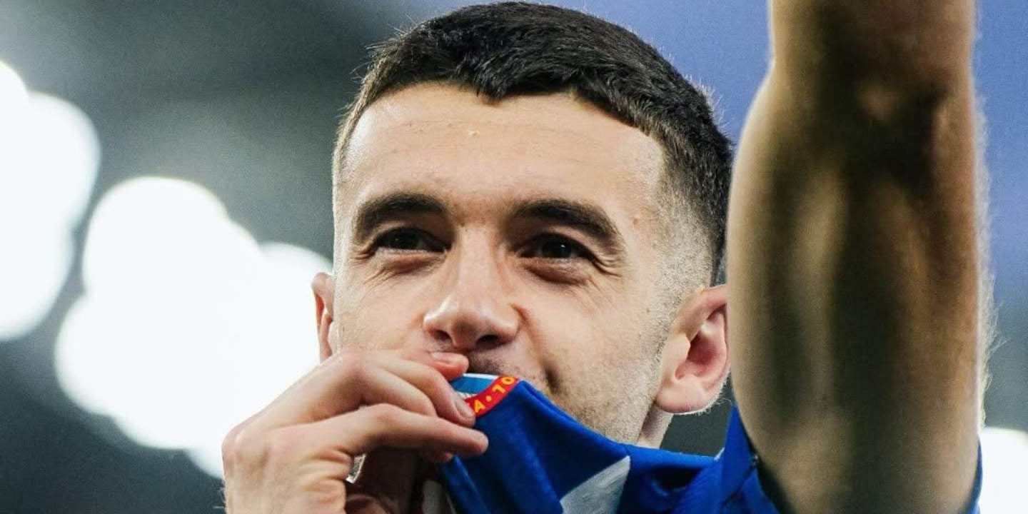 Joan Garcia, besando el escudo del Espanyol | @__JoanGarcia