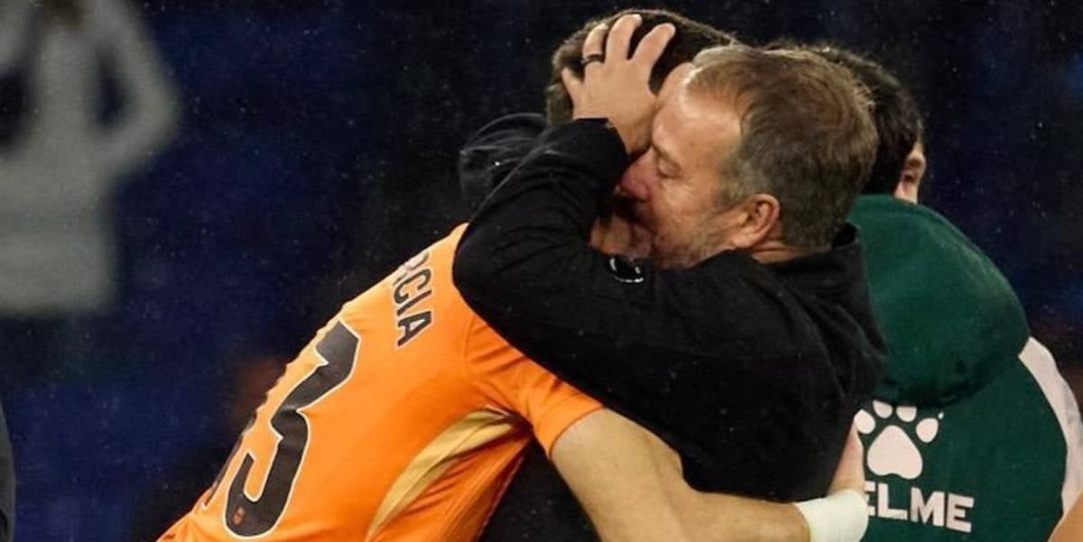 Hansi Flick y Joan Garcia después del derbi Espanyol-Barça de Liga | FC Barcelona