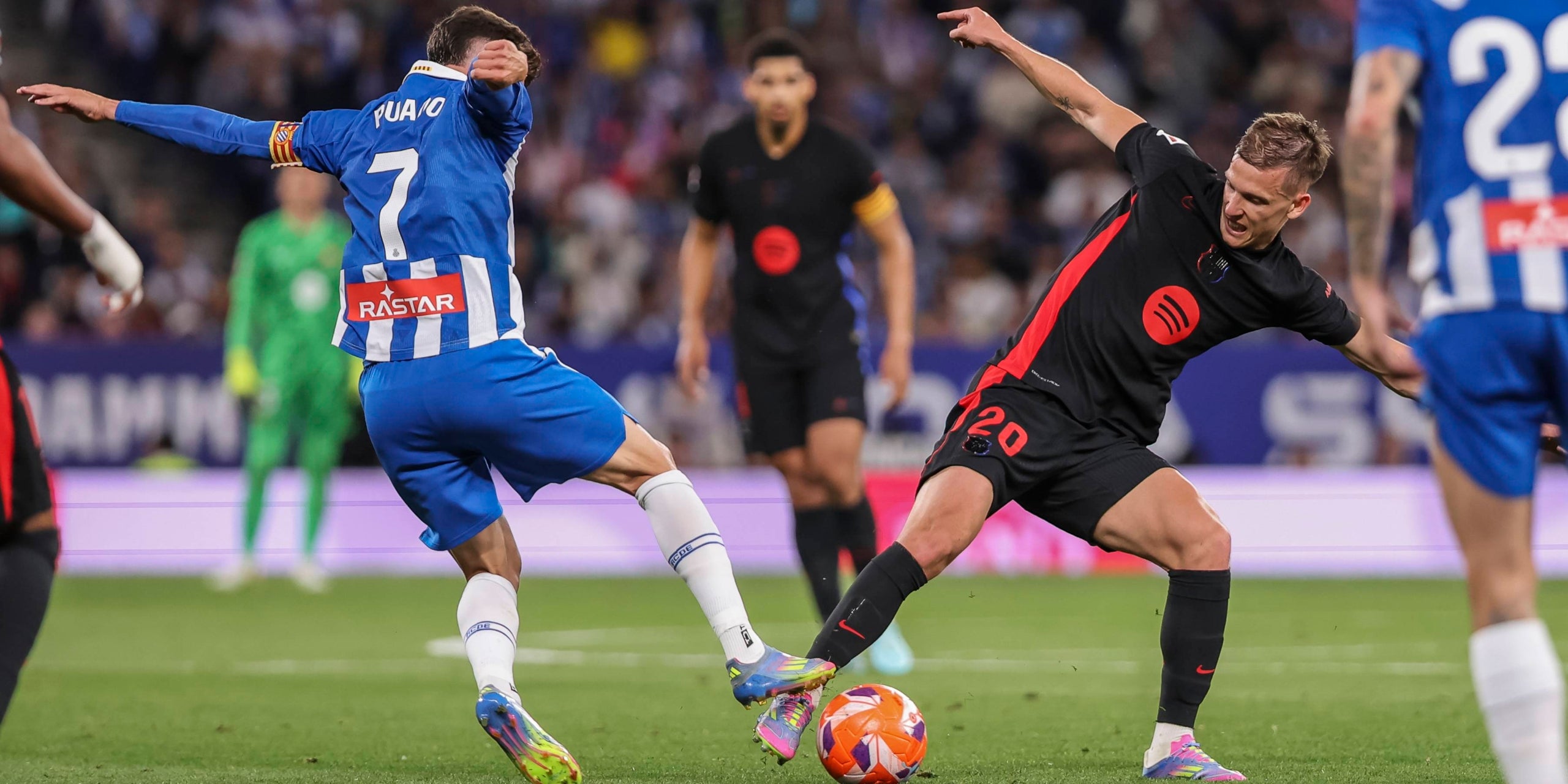 Javi Puado y Dani Olmo durante el Espanyol-Barça de la temporada pasada | Europa Press